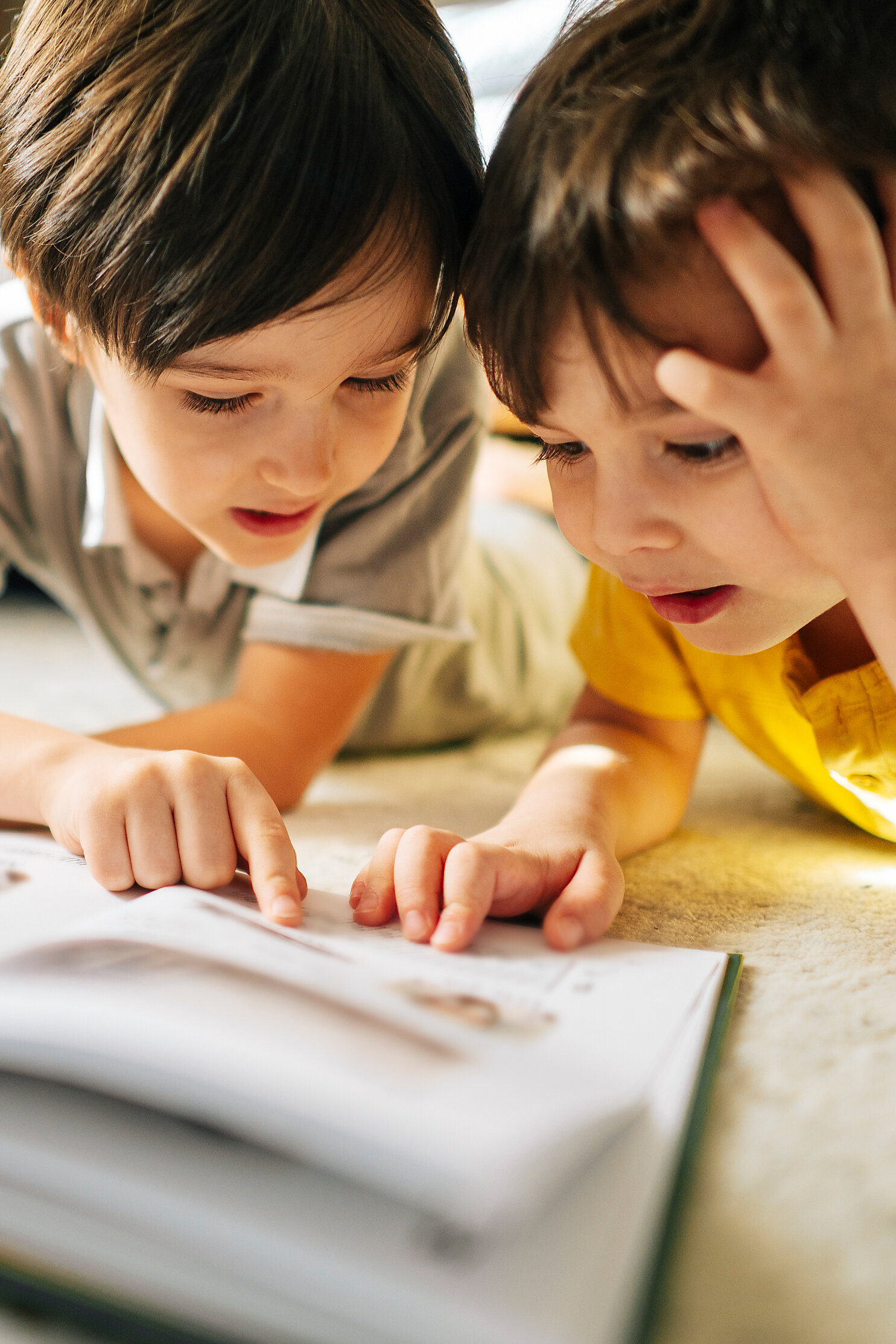Zwei Jungen lesen gemeinsam in einem Buch