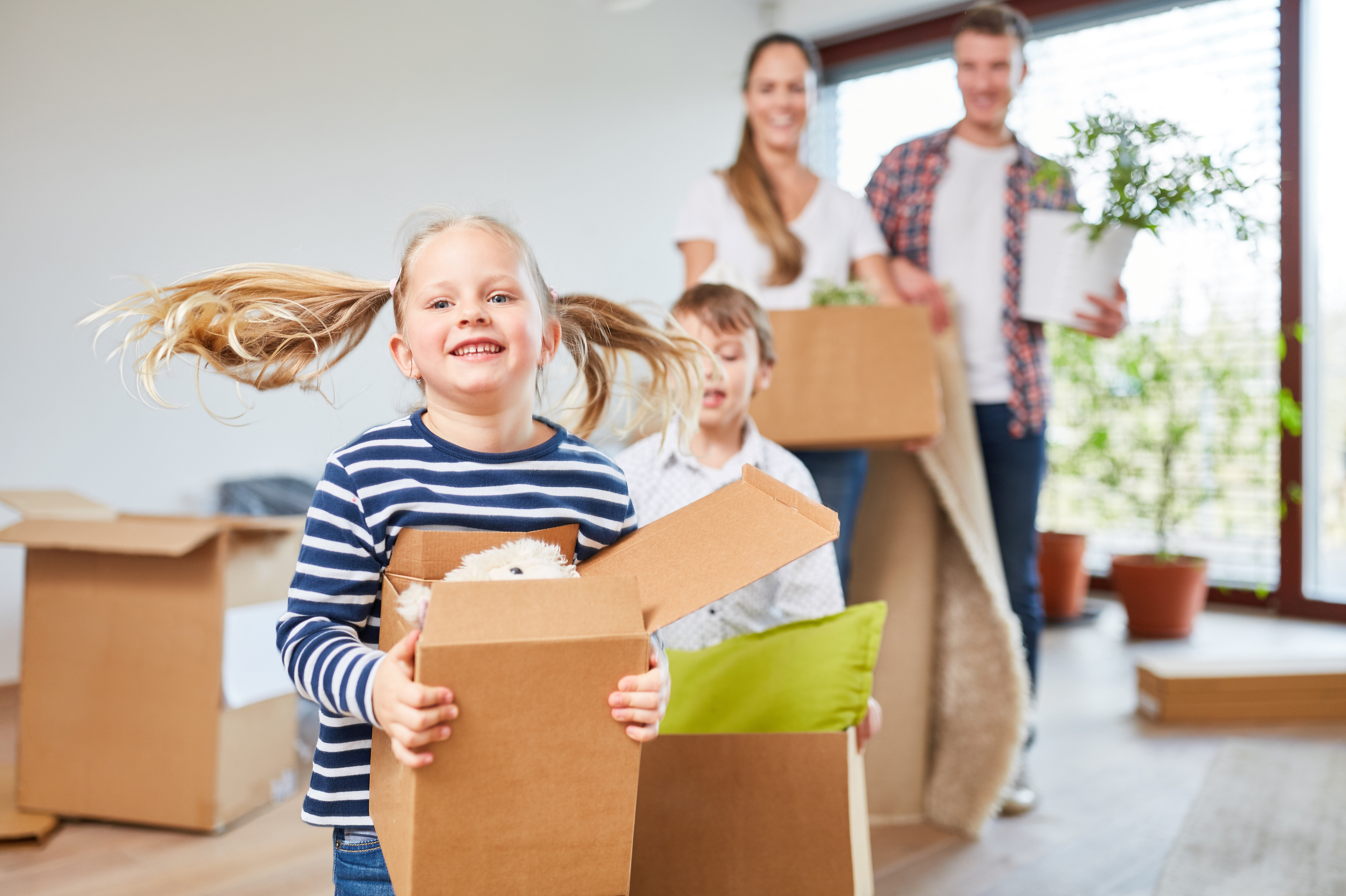Ein Mädchen zieht mit seiner Familie in die neue Wohnung