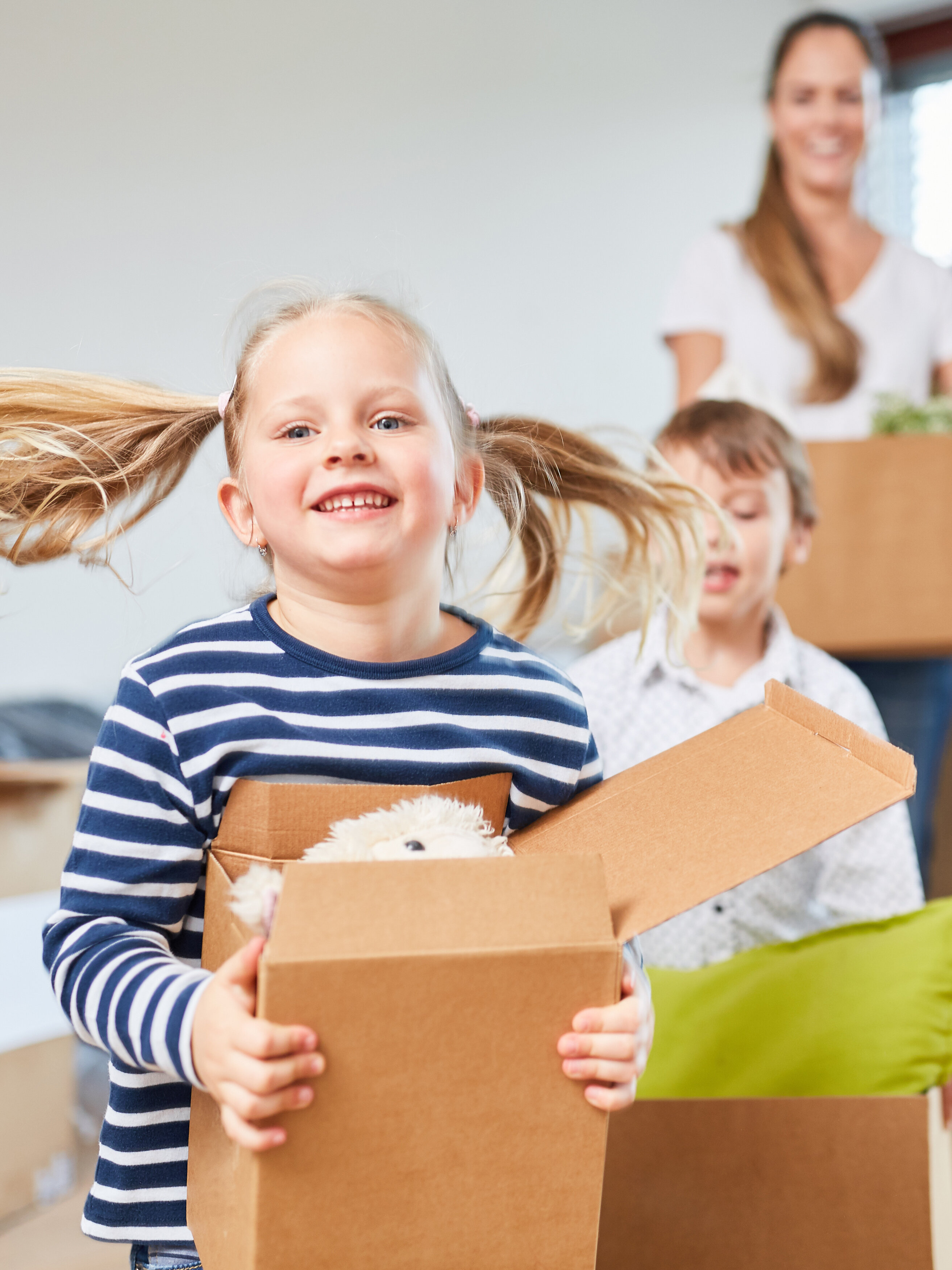 Ein Mädchen zieht mit seiner Familie in die neue Wohnung ein.