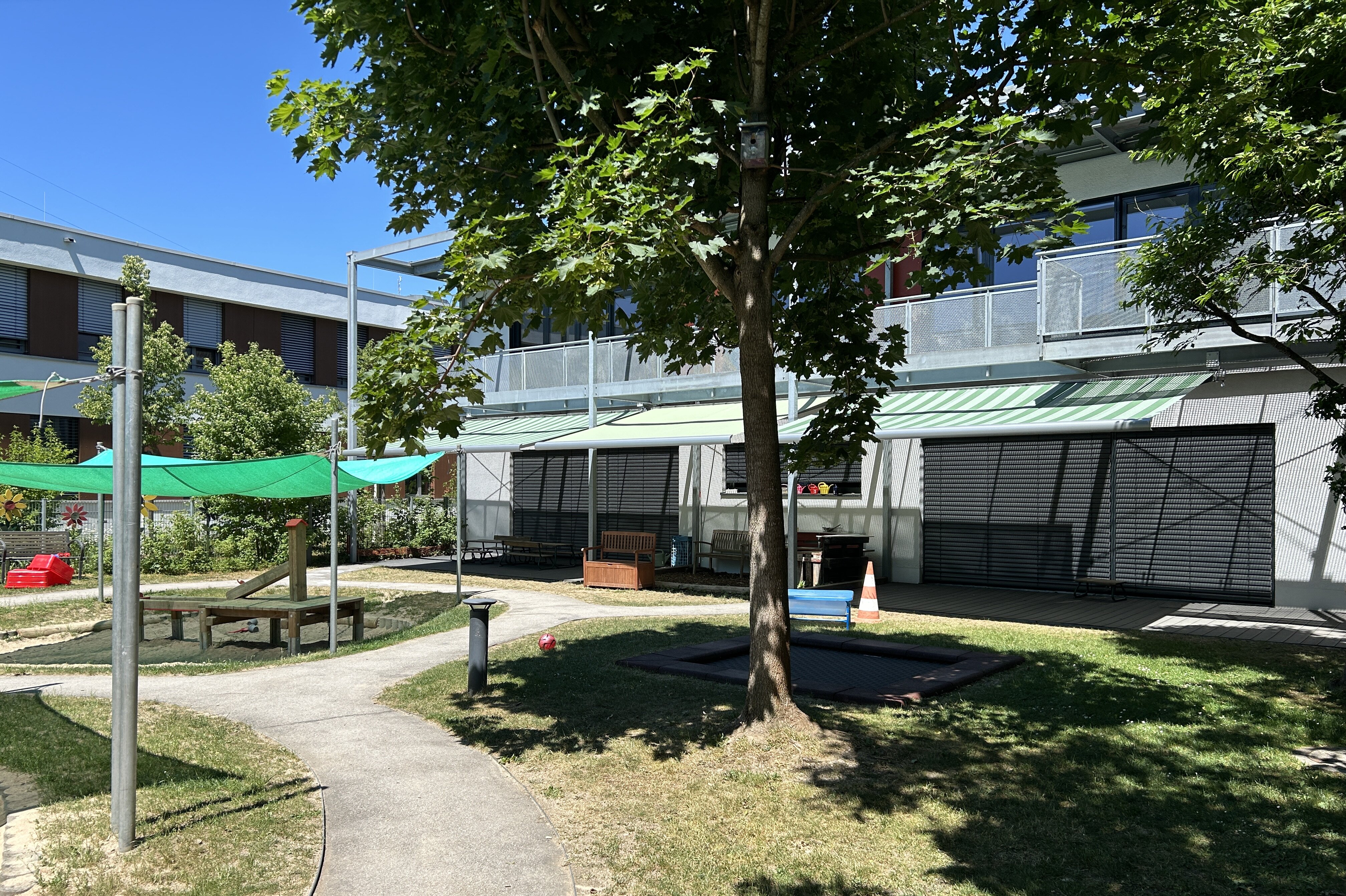 AWO-KInderkrippe-Stadtbergen_Außenansicht-Beschattungen