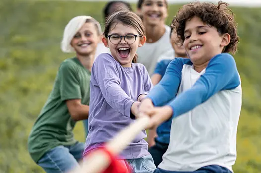 Kinder beim Tauziehen