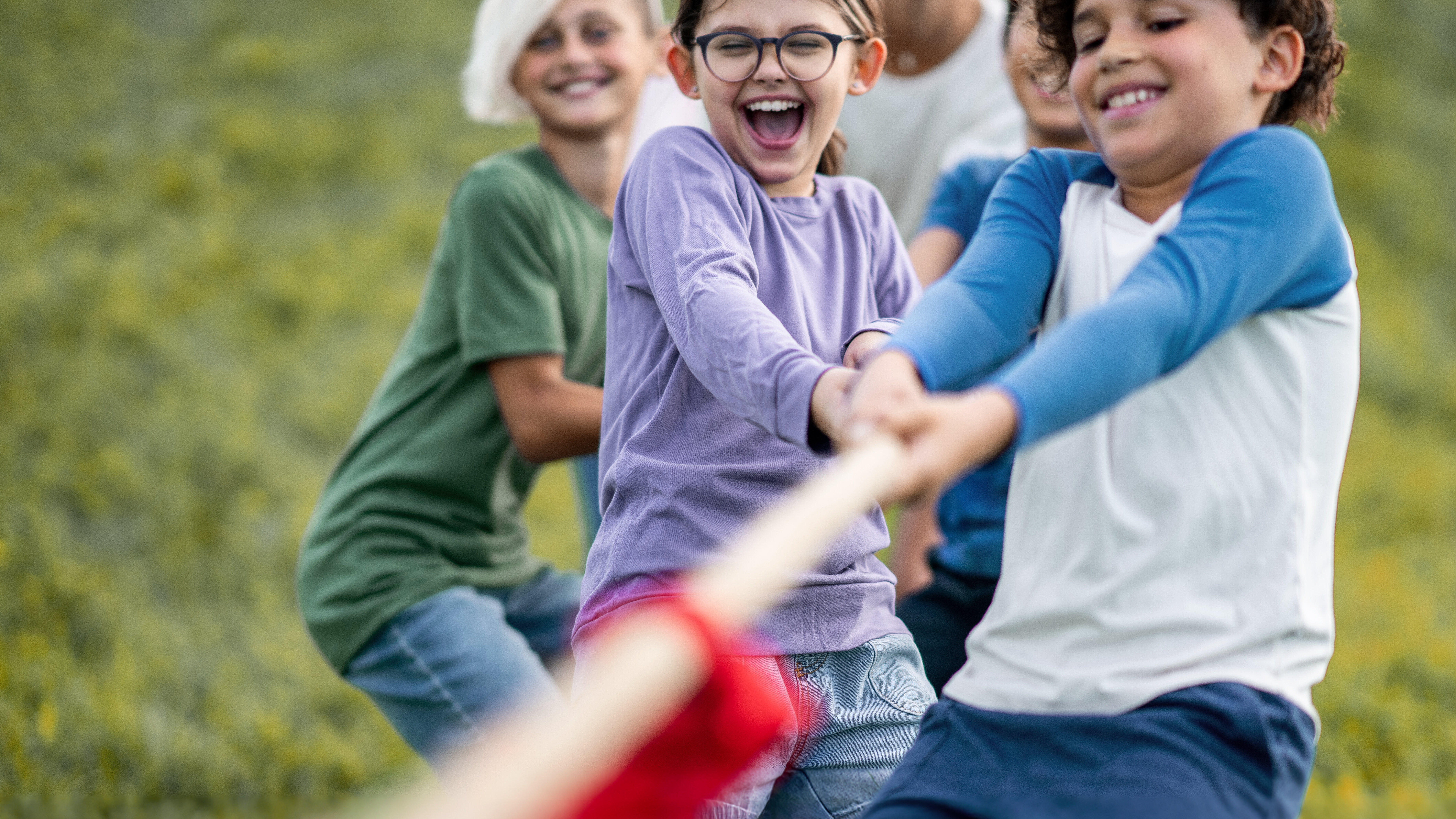Kinder beim Tauziehen